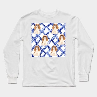 King Charles spaniels and blue lattice seamless pattern Long Sleeve T-Shirt